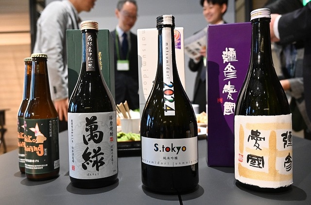 「伝統的酒造り」に研究と教育で貢献　東京農大が世田谷キャンパスで醸造・発酵交流会 醸造・発酵技術でつくられるビール、焼酎、日本酒（左から）