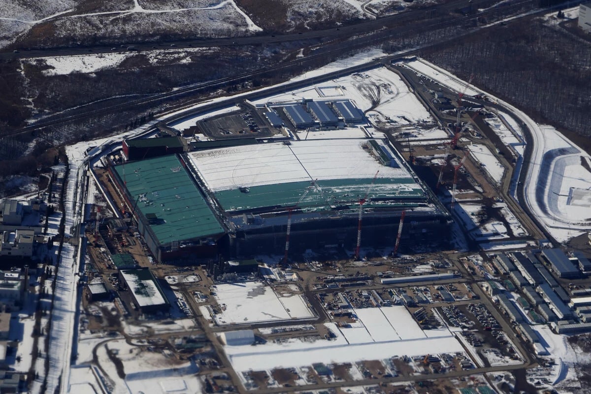 写真は建設中のラピダスの北海道千歳工場。衰退したといわれがちな日本の半導体産業だが、工場の施工やウエハーなどの分野ではまだまだ強力!