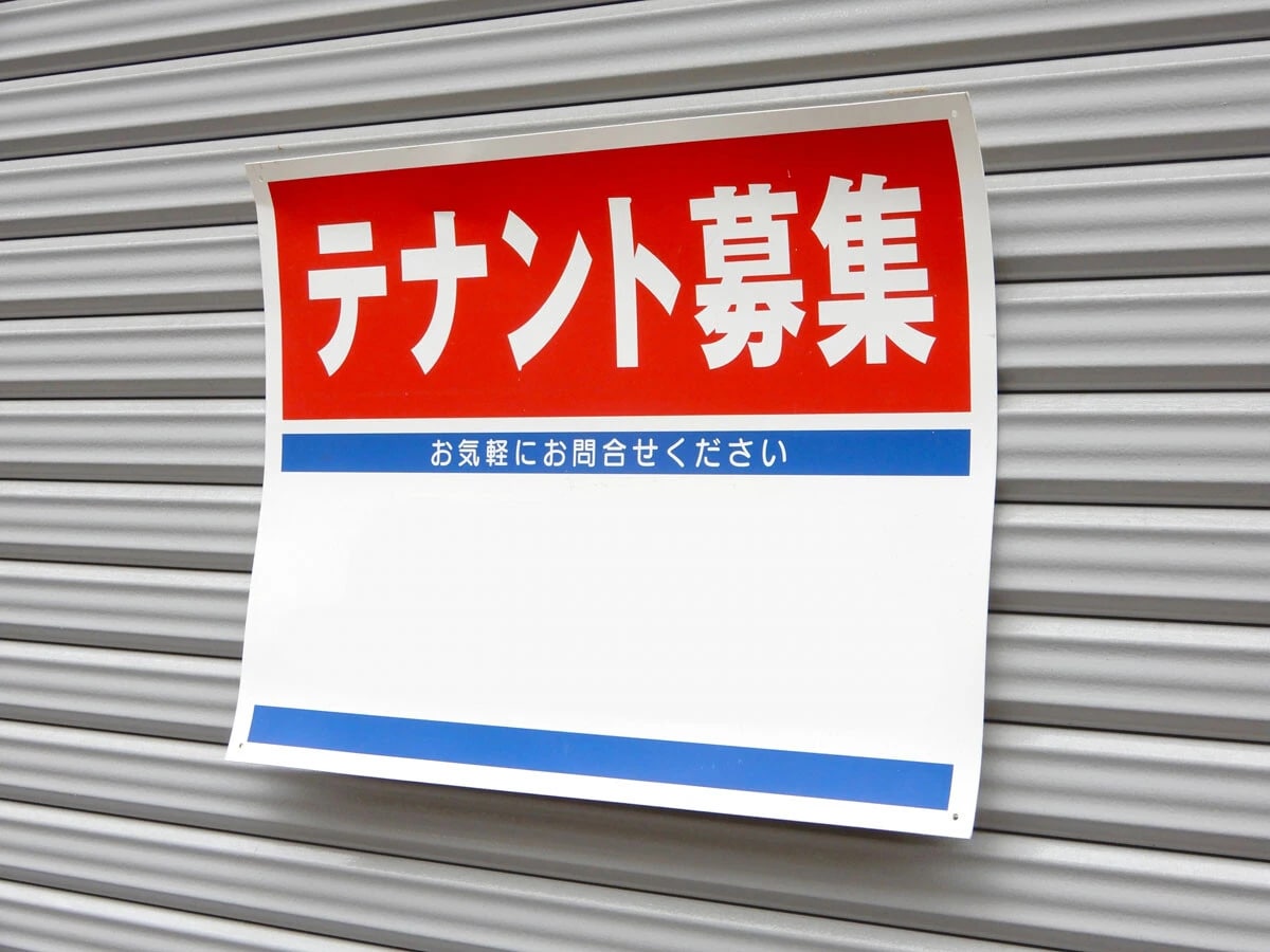 「倒産」が年に1万件ほどなのに対して、「休業・廃業、解散」は7万件を超えるペース。その約半数は黒字企業だ
