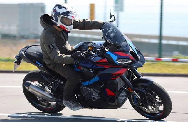 【第6位】BMW M1000XR　「BMW史上最強！」の声も飛ぶクロスオーバーの2025年モデル。昨年5月24日から発売されており、価格は333万6000円～