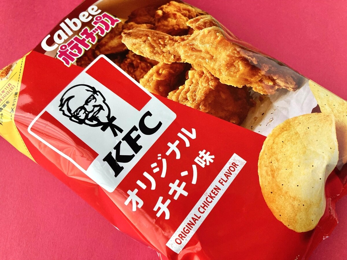 まさにあの味わい！炭酸飲料とセットで……！【カルビー】KFCコラボのポテトチップスがウマい！