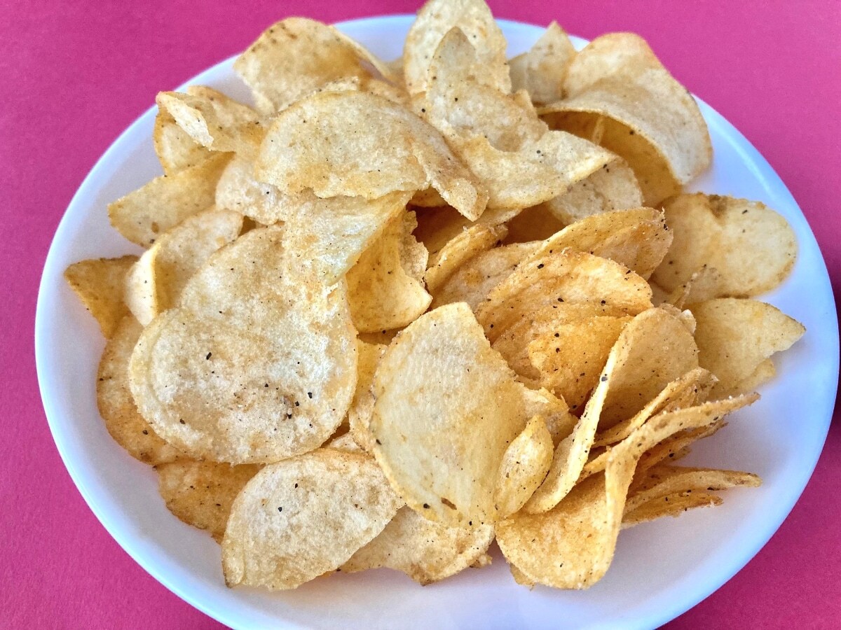 まさにあの味わい！炭酸飲料とセットで……！【カルビー】KFCコラボのポテトチップスがウマい！