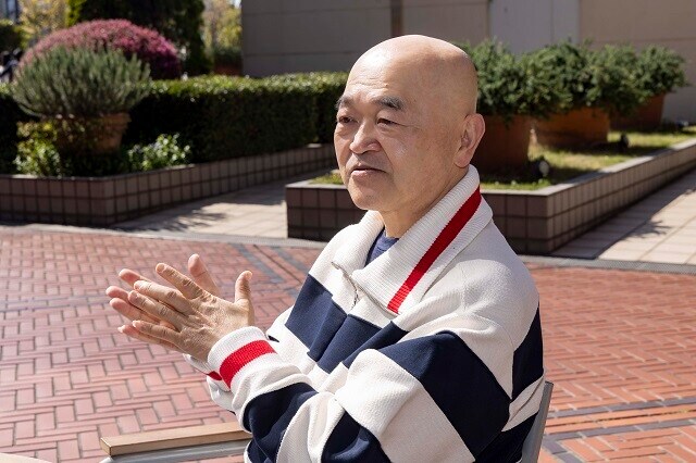 「当時よく読んでいたマイコン雑誌の裏側にハドソンが広告を入れていて、よく知っていた。それで友人が入社面接を受けるというので一緒に行ったら、僕だけ受かっちゃった(笑)」と、ハドソン入社秘話を語る高橋名人
