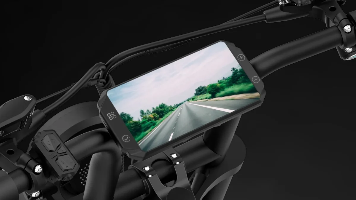 バイクのハンドルに取り付けられたディスプレイに、道路の風景が映し出されている。