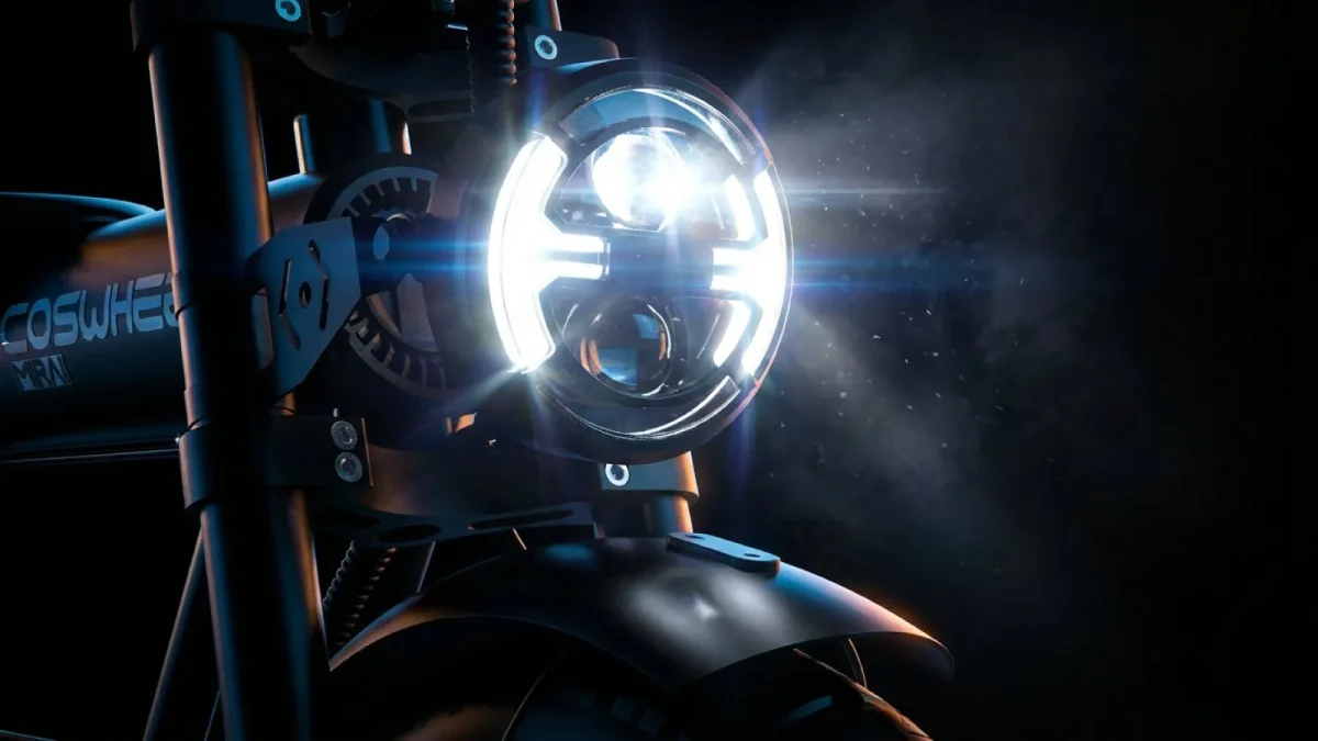 明るく輝く電動バイクのLEDヘッドライトのクローズアップ画像。