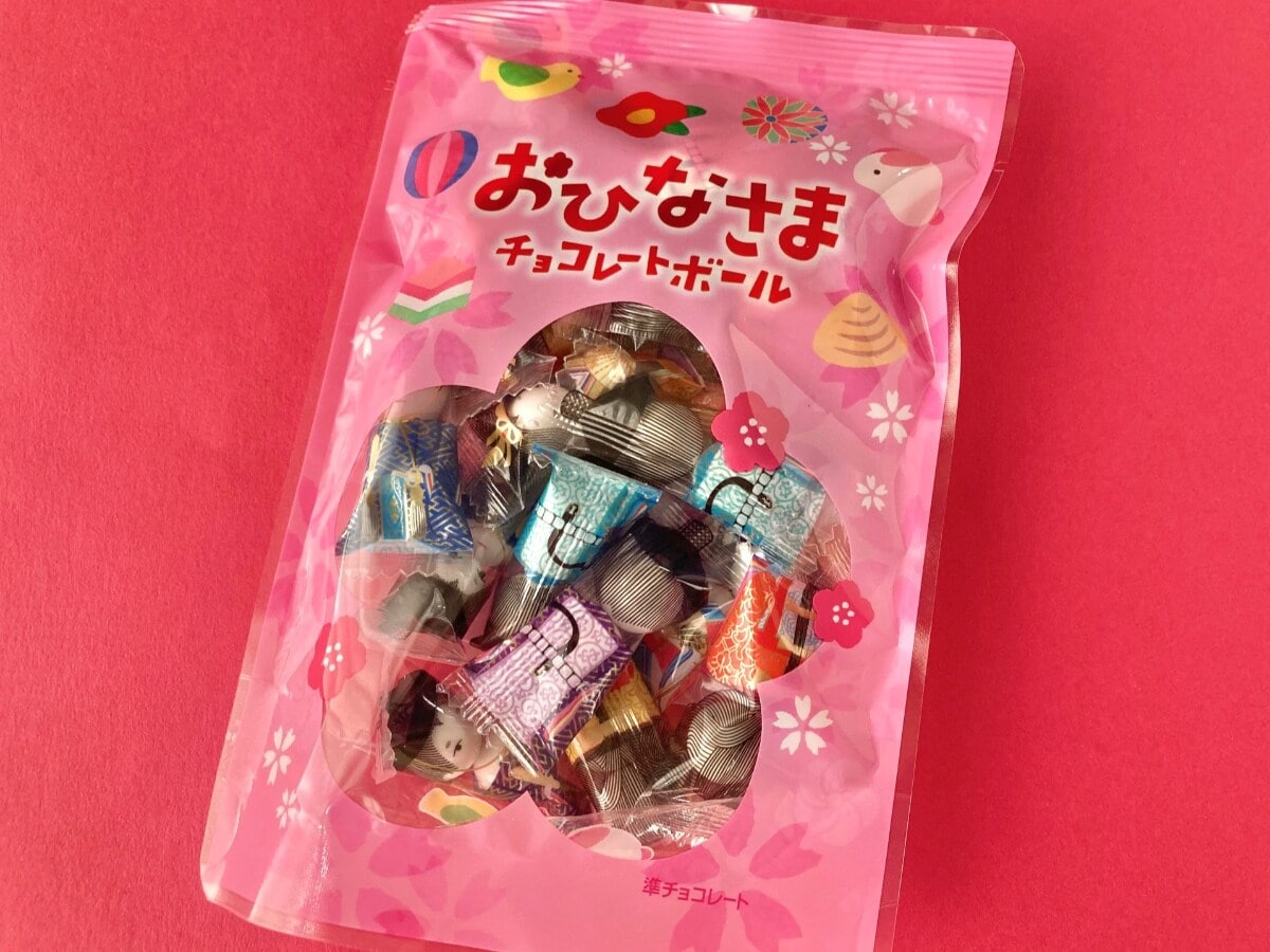 ポリポリした食感がクセになる！？【カルディ】「ニューエスト おひなさまチョコレートボール」