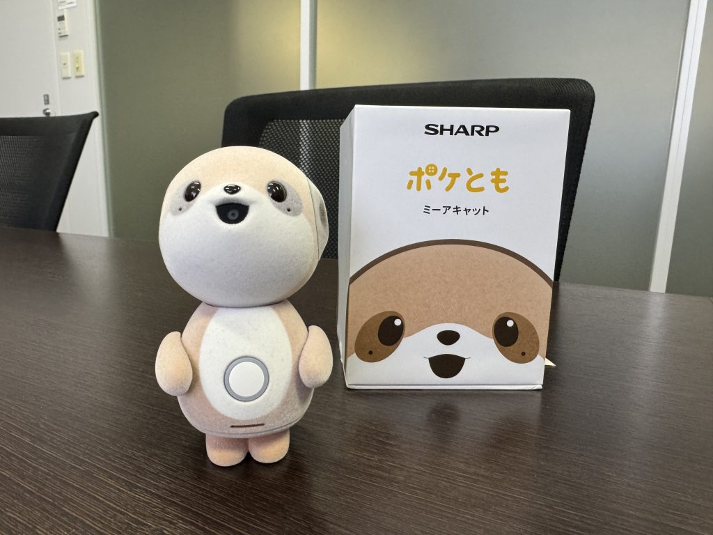 シャープの手のひらサイズのAIロボット「ポケとも」