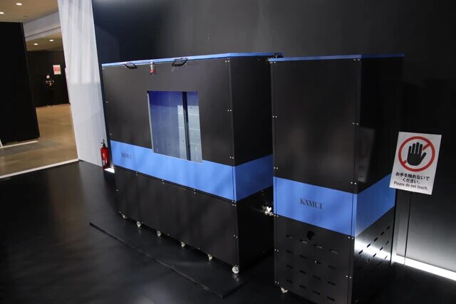 クォンタムメッシュが開発した液浸冷却システム『KAMIUI』。通常の空冷システムと比較して、消費電力はおよそ1/10に。さらに省スペースになるため、コストが圧縮される