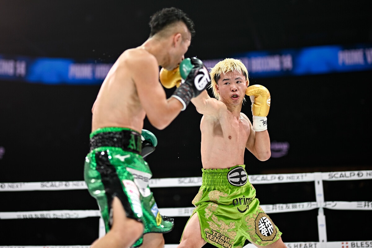 昨年11月、井上拓真（左）に敗れて初黒星を喫した那須川天心（右）。再び世界の頂点を目指すための闘いを迎える