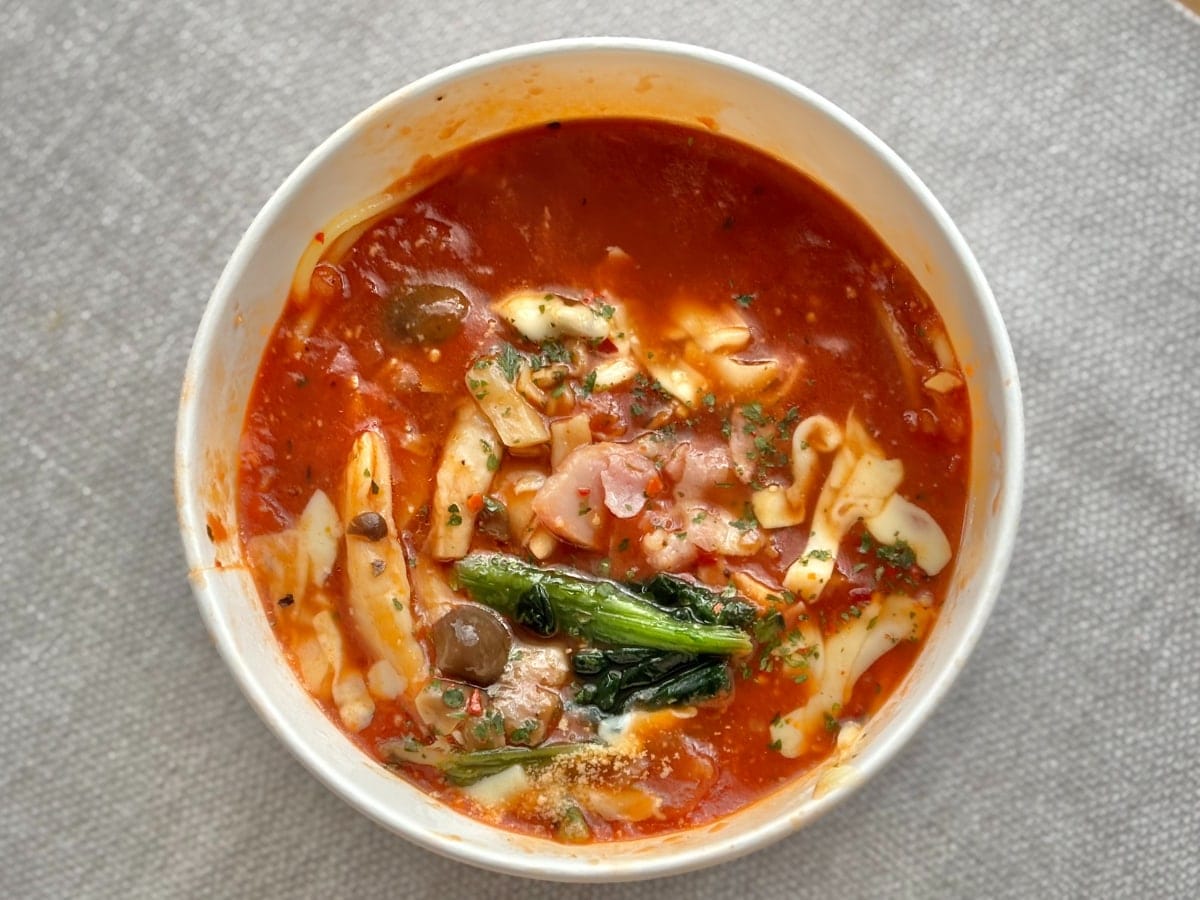 濃いめのトマト味が美味【ファミマ】の新作パスタは食べ応えもばっちり