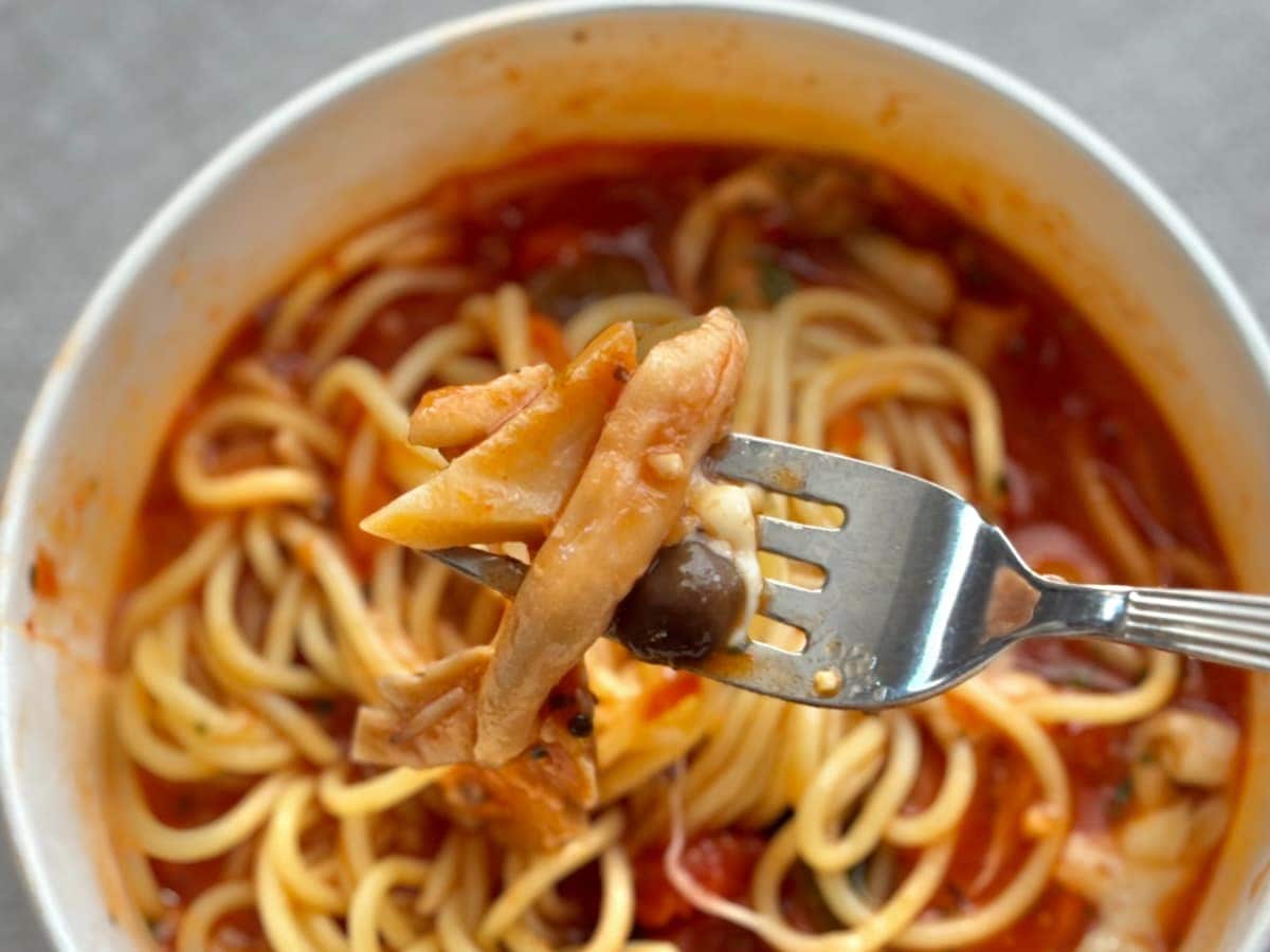 濃いめのトマト味が美味【ファミマ】の新作パスタは食べ応えもばっちり