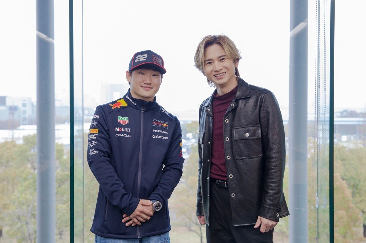 今年4月に東京・お台場特設コースで開催された「Red Bull Showrun x Powered by Honda」で、F1マシンのデモンストレーション走行を行なったレッドブルの角田裕毅選手（左）とMCを務めた堂本光一