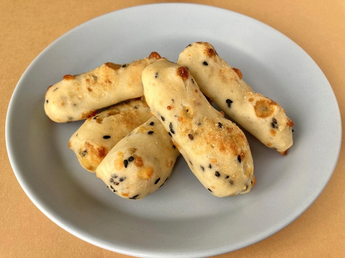 ゴマがいいアクセント！【セブン】おつまみにもぴったりなポン・デ・セサミチーズ