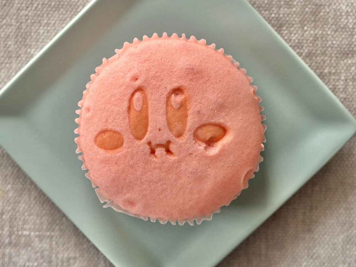 【ファミマ】にピンクのあいつがやってきた！インパクト大のパンを実食