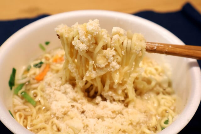 （５）食べる！　食べる際には全体をよくかき混ぜ、粉末スープをしっかり溶かしてから食べてもいいが、粉末っぽさを残しながら食べるのもアリ。これがバカレシピ流の萌え萌やしソバだ！
