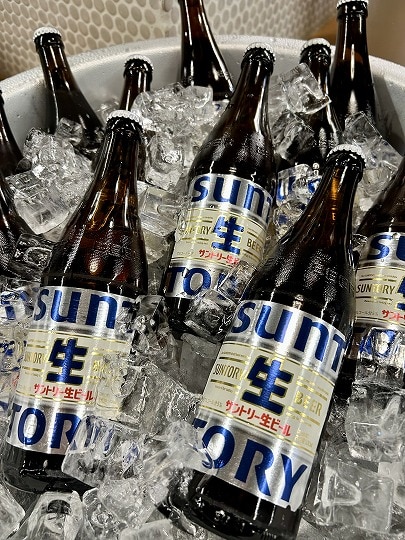 20~30代の若者世代に瓶ビールを支持する動き サントリーは瓶ビールを氷でキンキンに冷やした“キン冷サン生”を展開 「キン冷サン生」タライを用いての冷却