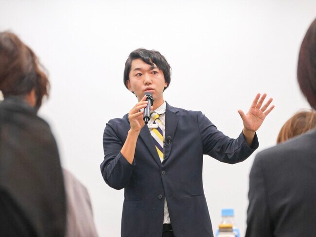 △赤塚先生との出会いなど45分間も熱く語った土岐総一郎氏 △赤塚先生との出会いなど45分間も熱く語った土岐総一郎氏