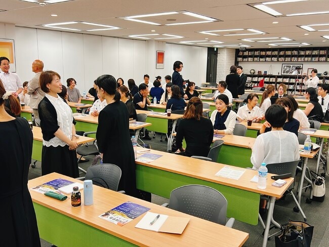 △土岐氏の提案で、初対面の人に話しかけに行き交流する参加者 △土岐氏の提案で、初対面の人に話しかけに行き交流する参加者