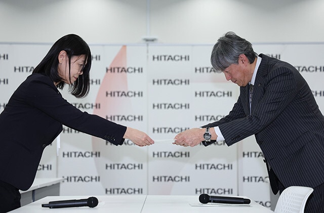 日立労組は2月19日、過去最高を上回る月1万8000円のベアを要求。同社の滝本晋執行役常務（右）は「前向きに検討したい」と回答した