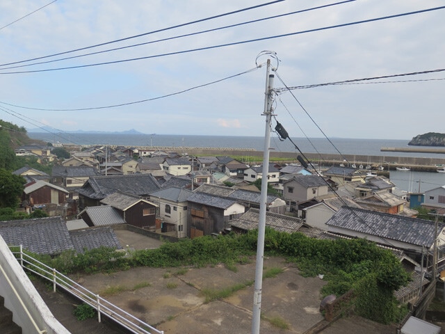 島民の半数以上が暮らす平地区。開発事業者に貸す土地はなく、メガソーラーの恩恵は飲食店や旅館に限られる