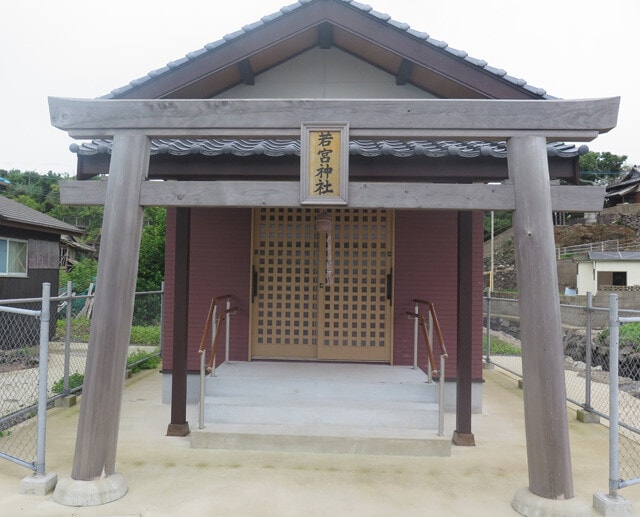 老朽化し、石垣が崩れかけていた寺島地区の若宮神社（上）は、九電工により港側へ移設された（下）。「メガソーラーに反対する者はこの地区におらん」と区長は話す