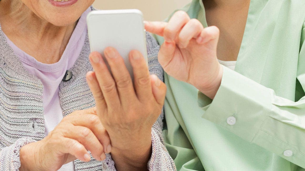 「親のスマホ講座」は帰省の恒例行事?実は「面倒」と「親孝行」の狭間で揺れる本音の画像1