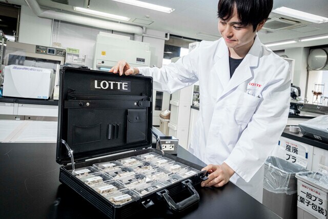 アスリートのパフォーマンス発揮のサポートを目指し、ロッテが開発した「プロフェッショナルガム」（一般には未発売）。選手は「ガムセレクトボックス」に入ったフレーバー、硬さ、形状の各種類から自分に合ったガムをカスタマイズできる