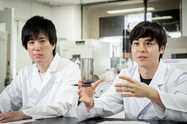ガムの商品開発とあらゆる可能性を研究するロッテ・チューインガム研究課の研究員、浦部達弘氏（右）と河野誠也氏