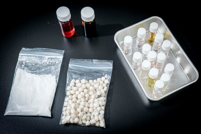 チューインガムは基材のガムベースに糖原料、色素、香料などを加えて作られる。ベースとなる香料（右）は約1万種類にも及び、その組み合わせで香りを再現する