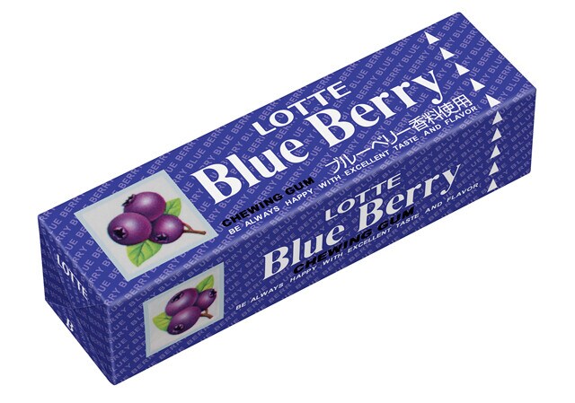 「ブルーベリーガム」（ロッテ）　1982年から発売されているブルーベリー風味のガム。現在販売されているパッケージは82年当時の復刻版。2020年から歯につきにくいガムに
