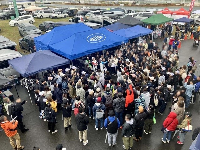 雨のためにレースを棄権することを決めた長瀬さんだが、彼が所属するJapanese Chopper Racing のテント前に集まった多くのファンとじゃんけん大会や写真撮影に応じたりして、交流を深めていた