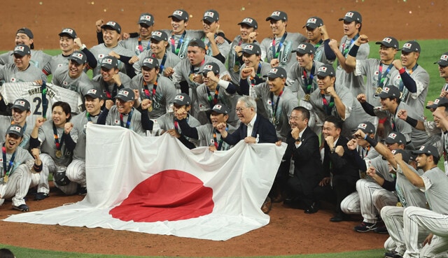 前回大会では栗山英樹監督（前列中央）率いる日本代表が3大会ぶり3度目の世界一に輝いた