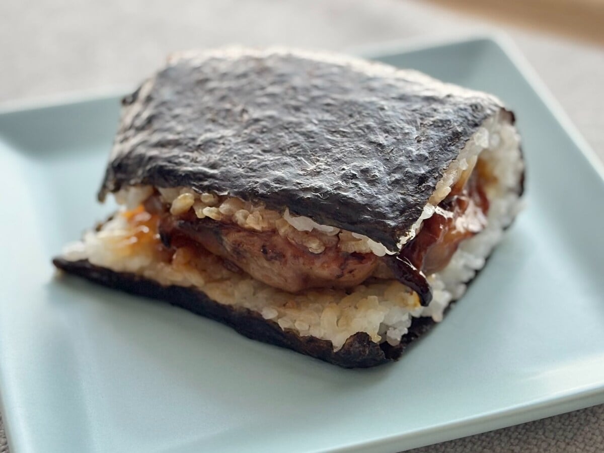 タレたっぷりのチキンが食欲をそそる！【ファミマ】のおむすびを実食