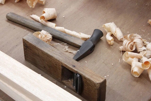 全国各地の製造や建設の現場では、人手不足のために遠方から人員を呼び寄せるケースも増えている（写真はイメージ）