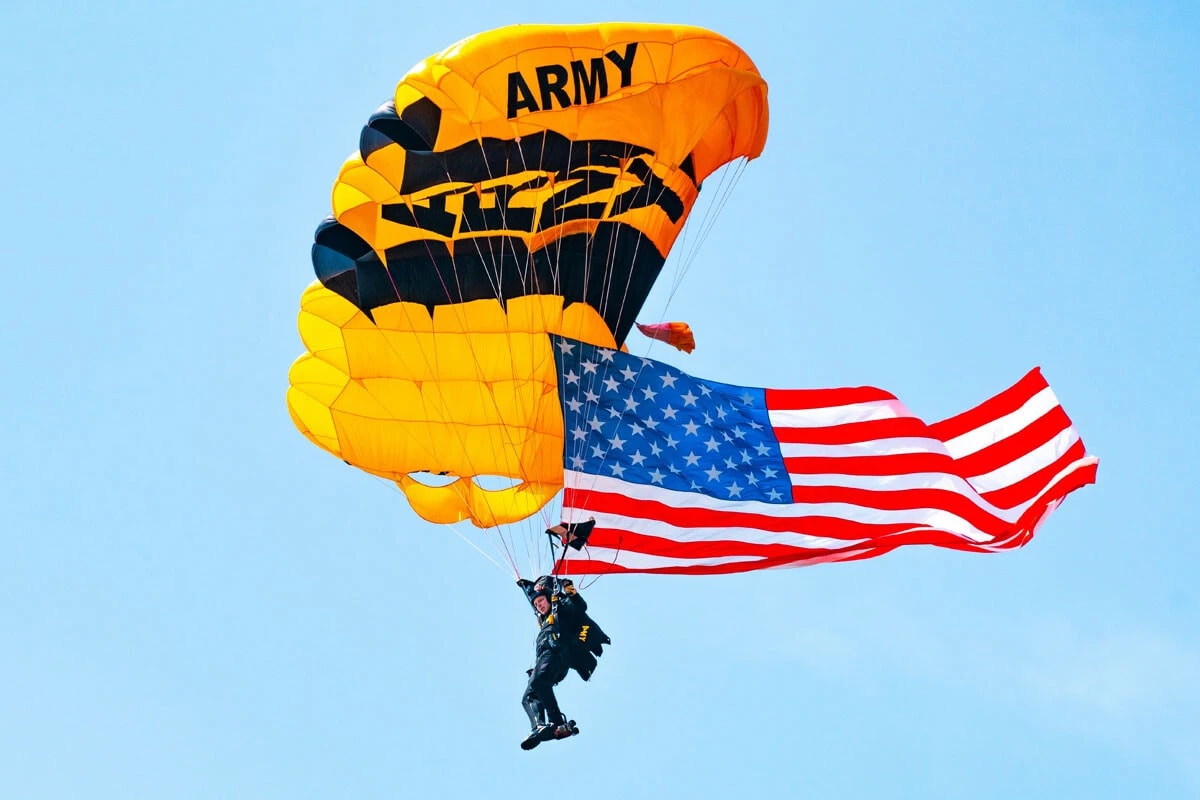パラシュートで降下する米兵（写真はイメージです）