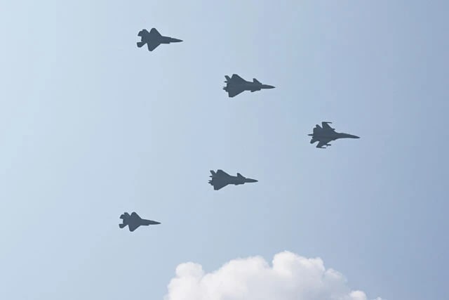 最新の戦闘爆撃機J－16を先頭に、複座型ステルス戦闘機のJ－20、空軍用と海軍空母への搭載用に開発されたステルス戦闘機J－35Aから成る編隊飛行も行なわれた
