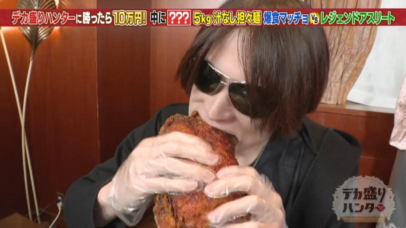 <総重量5kg>爆盛り汁なし担々麺!イケメンマッチョが巨大肉を丸かじり:デカ盛りハンター