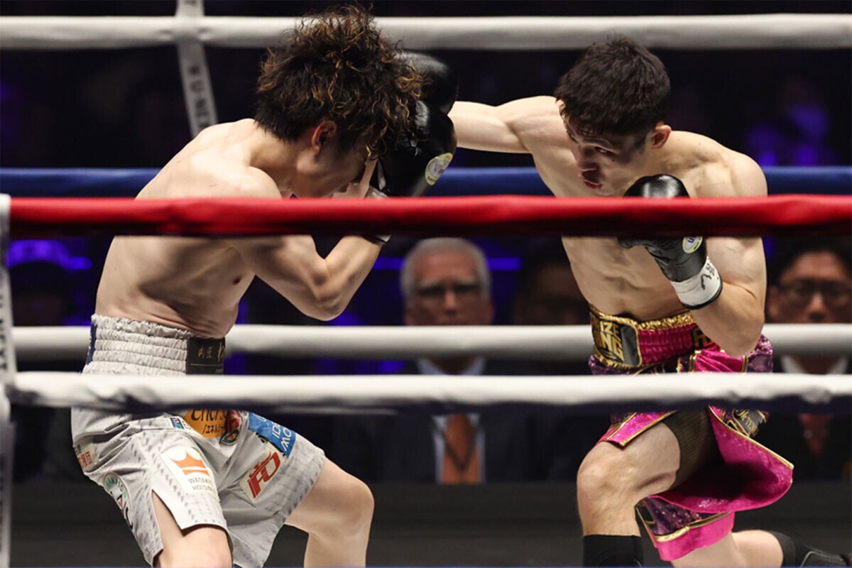 拳四朗（左）に得意の右ストレートを打ち込むユーリ阿久井（写真／北川直樹）