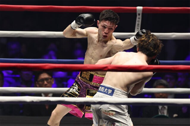 拳四朗相手に終始、全力で攻撃し続けたユーリ阿久井（写真／北川直樹）