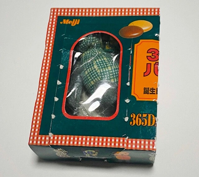 「365日のバースデーテディ」のパッケージ。この右側にマーブルチョコレートが入っている