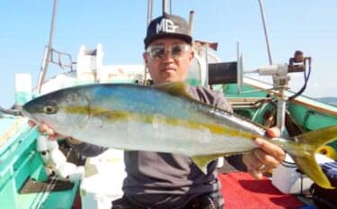 親子で挑んだ落とし込み釣りで豪快ヒット!5kg級ヒラマサをタモ入れ成功【福岡・宗像大島沖】