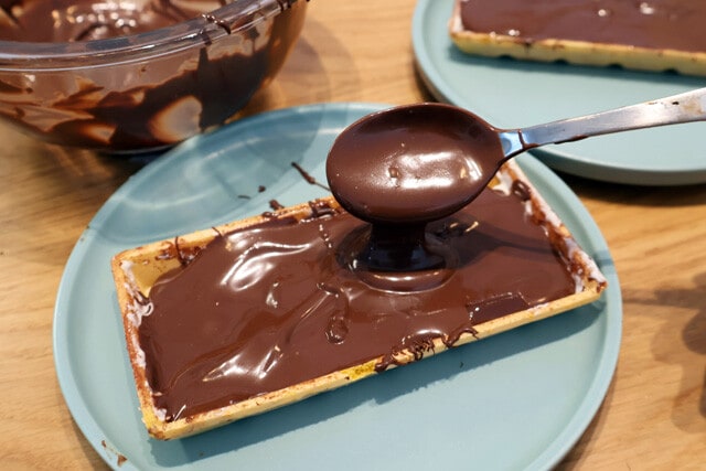 （４）流し込み！　チョコが溶けたら限界までモナカに流し込み、まずは冷蔵庫で冷やす。ほんのり固まってきたらふたつのモナカを合体させ、次は冷凍庫で冷やしたら完成。究極食感を堪能せよ！