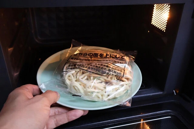 （２）レンチン！　家系ラーメンを調理している間に冷凍油そばをレンチンで加熱しておこう。こちらも基本は手順に従えばOK。今回は日清食品のものを使用したが、こちらも別のもので代用可能