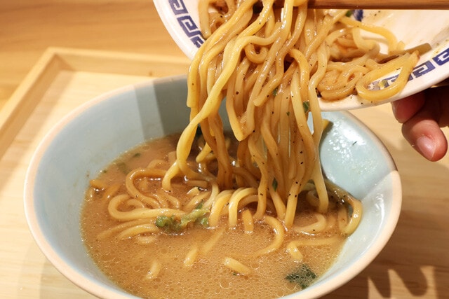 （４）入れる！　家系ラーメンを食べ終えたら、和え玉に見立てた焼豚油そばをスープにドボン！ お好みで酢、こしょう、ショウガ、ニンニク、豆板醤などで味を調えながら食べよう