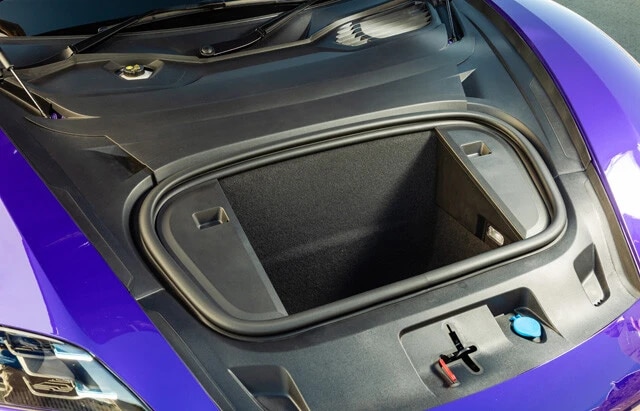 フロント81リットル、リア326リットルのラゲッジスペースを備え、遠出の荷物も余裕で収納できる