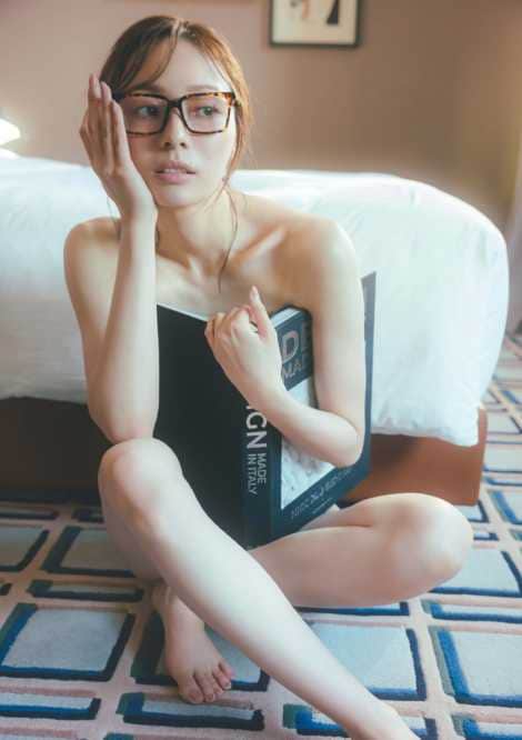 X:梅澤美波写真集公式より