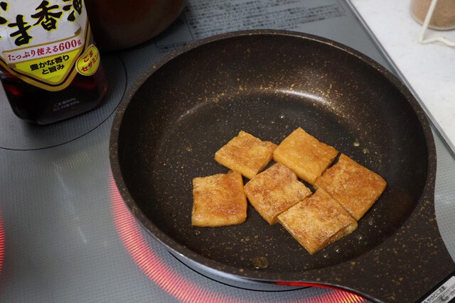 (2)焼く! フライパンを熱してごま油を引き、ひと口大に切ったお揚げを入れて両面を焼く。ごま油をお揚げにたっぷり吸収させながら、両面に軽く焦げ目がつくくらいまで焼けばOKだ