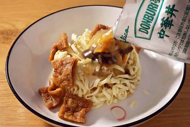 (3)かける! どん兵衛の麺とかまぼこを食器に移し、(2)を麺の上にのせたら、温めたレトルト中華丼の具をかければ完成。麺をあんに浸しながらほぐしつつ、豪快にかぶりついて食べよう