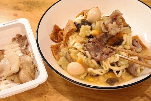 (5)カスタム! 肉っ気が欲しい人はコンビニ冷凍食品の焼きとんやしょうが焼きなどを入れるとさらに激ウマ化。特にしょうがは味が引き締まって絶品なので、しょうがチューブを足すのもよい