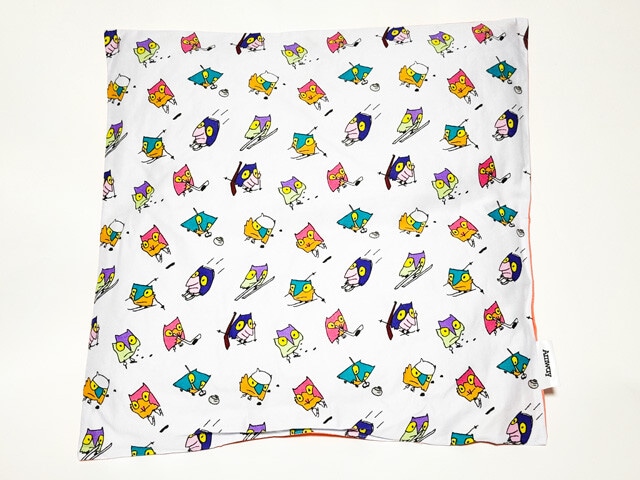 スノーレッツのクッション。公式スポンサーAmwayのタグ付き